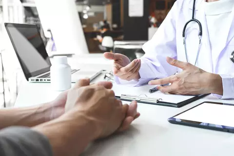 Detailansicht eines Gesprächs zwischen Arzt und Patient