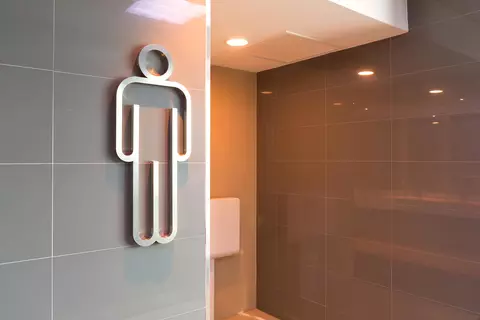 Eingang einer Männertoilette