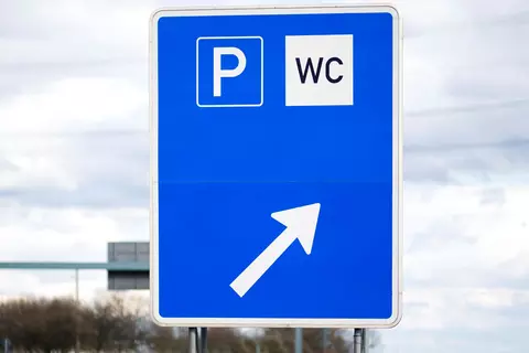 Wenn Männer von häufigem Harndrang betroffen sind, müssen sie auch unterwegs rasch handeln