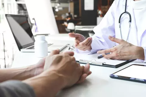 Patient und Arzt im Sprechzimmer