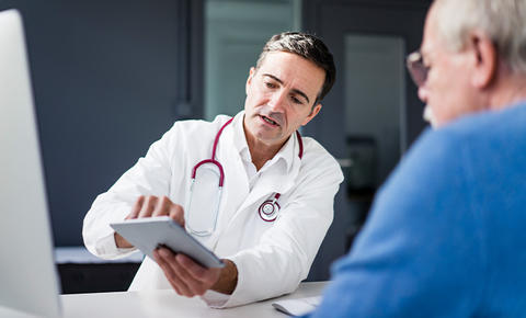 Arzt im Gespräch mit Patienten