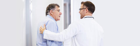 Arzt im Gespräch mit älterem Patienten