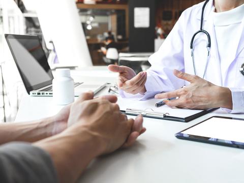 Detailansicht eines Gesprächs zwischen Arzt und Patient