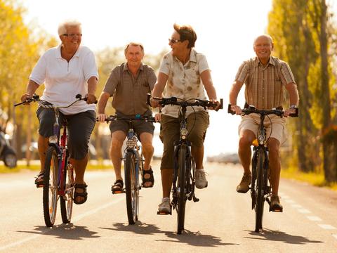 Gruppe von Personen bei einer Fahrradtour