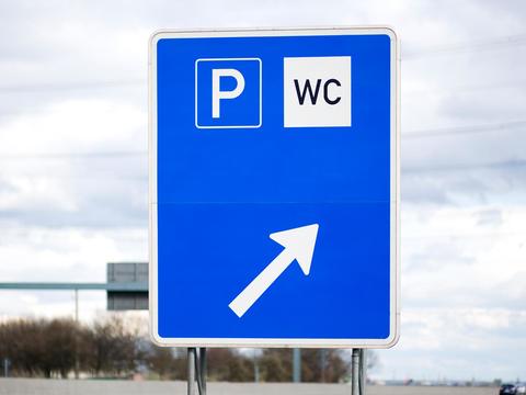Wenn Männer von häufigem Harndrang betroffen sind, müssen sie auch unterwegs rasch handeln