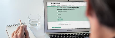 Mann sitzt vor Laptop und führt Selbsttest zu Errektionsstörungen durch